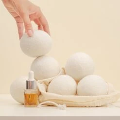 Apeiron Drogerballen - Droogballen - 6 XL Wasbollen - Droger - Duurzaam - Wasmachine - Wasverzachter - Energie Besparen - Zero Waste - Schapenvacht - Wol -Wasbenodigdheden Winkel 1200x1200 1486